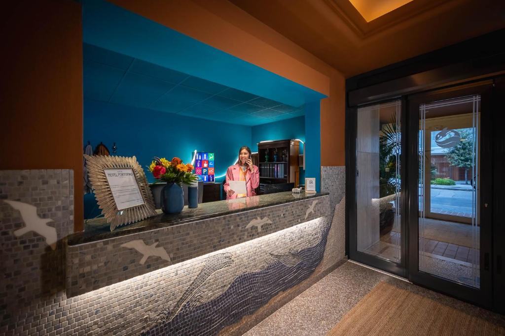 une femme debout au comptoir dans le hall de l'hôtel dans l'établissement Hotel Portofino, à Lido di Jesolo 110 autres photos