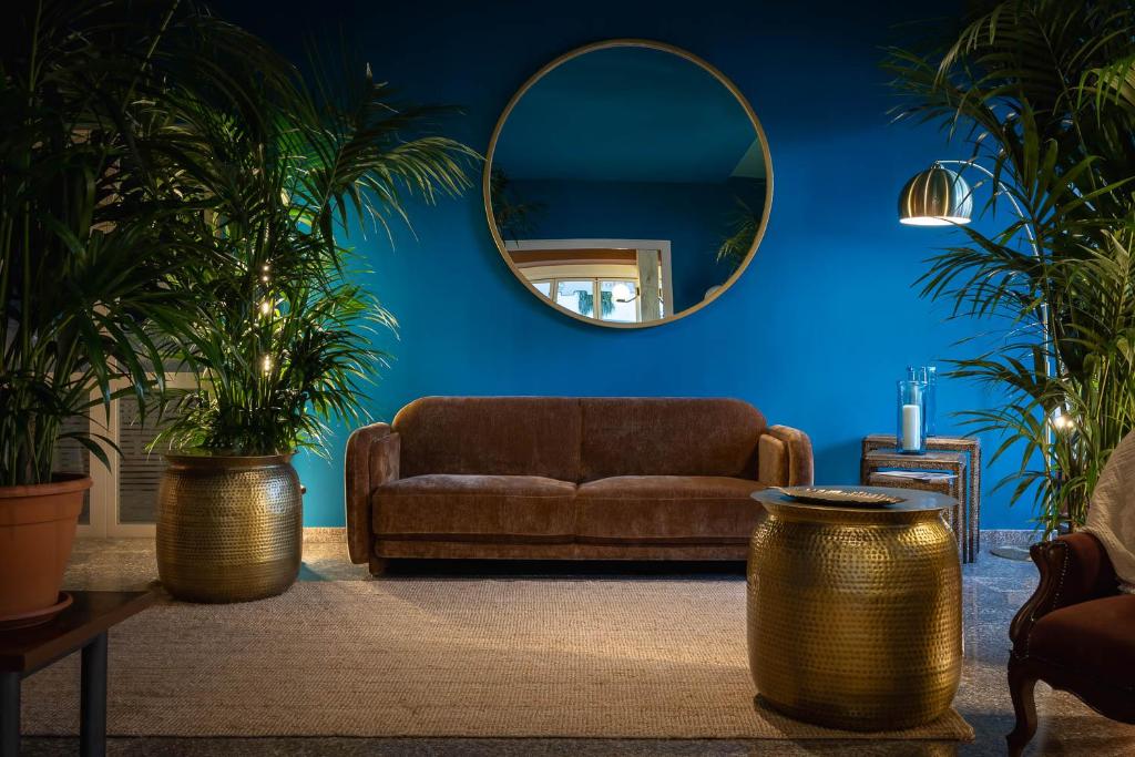 - un salon avec un canapé brun et un miroir dans l'établissement Hotel Portofino, à Lido di Jesolo