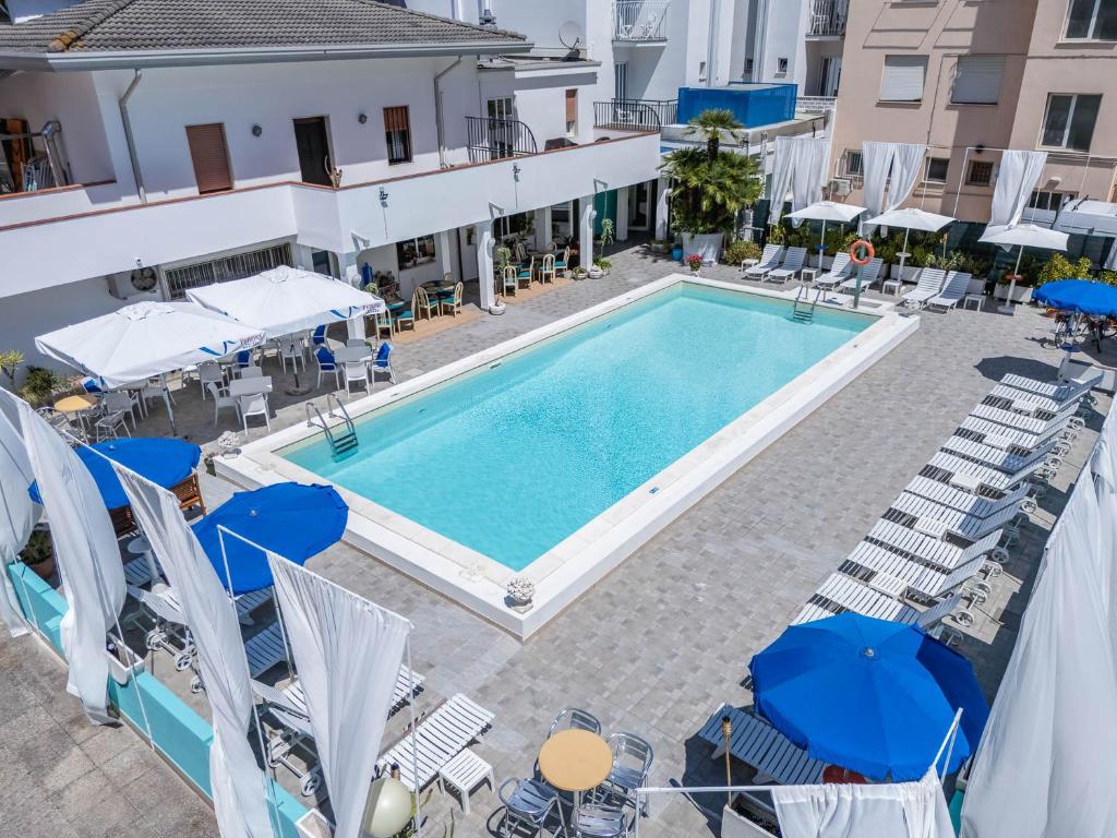 une vue aérienne d'une piscine avec chaises et parasols dans l'établissement Hotel Portofino, à Lido di Jesolo