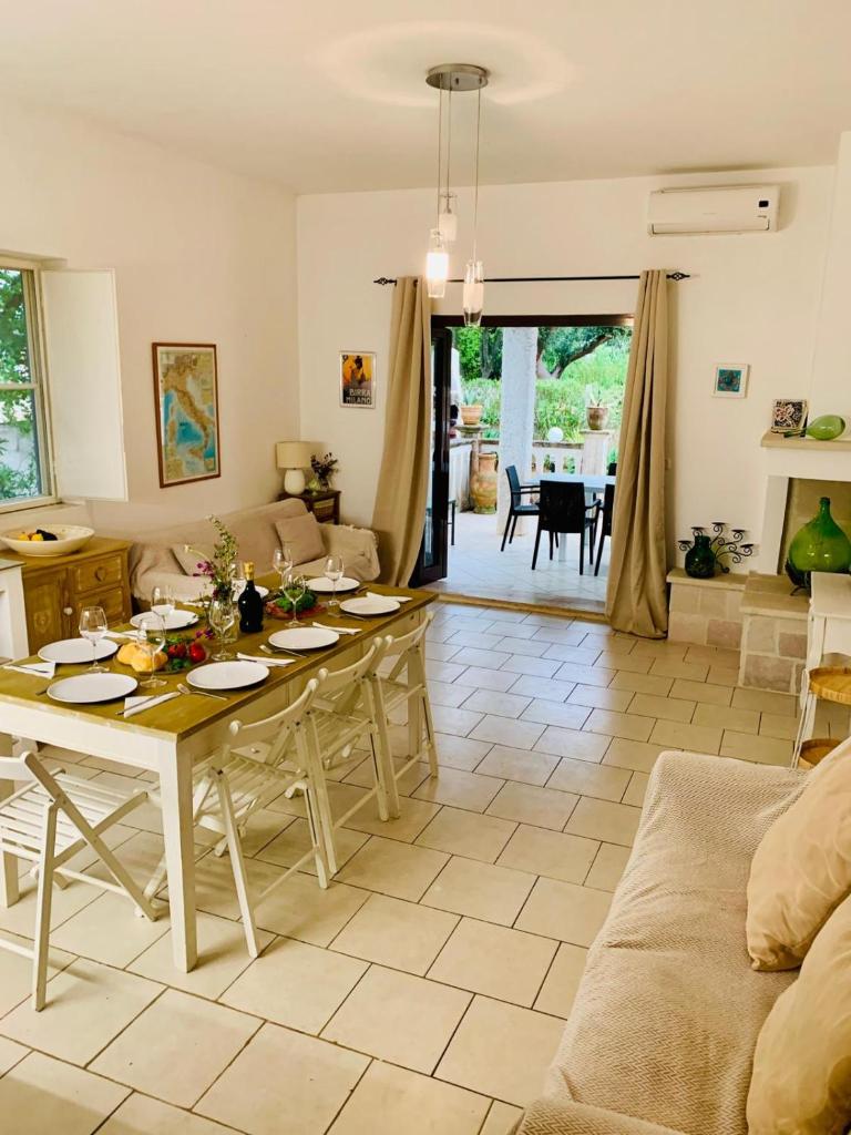 un salon avec une table et un canapé dans l'établissement Villa Bona Dea, à San Michele Salentino