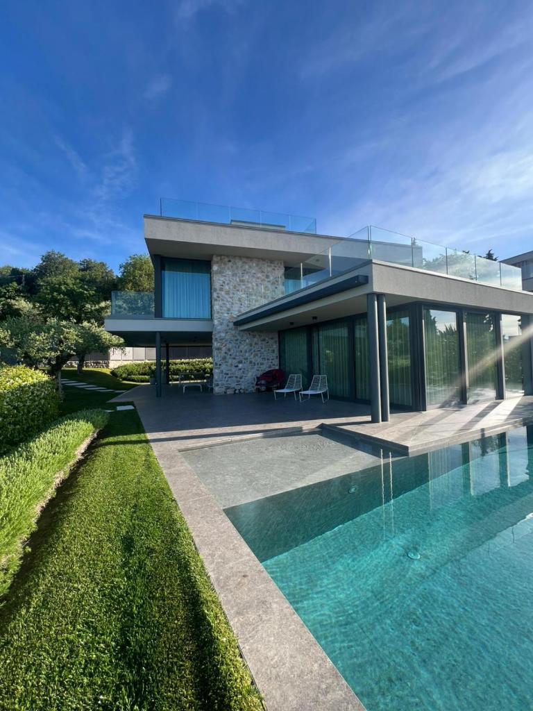 une maison avec une piscine devant dans l'établissement Villa La Biancolilla, à Marciaga