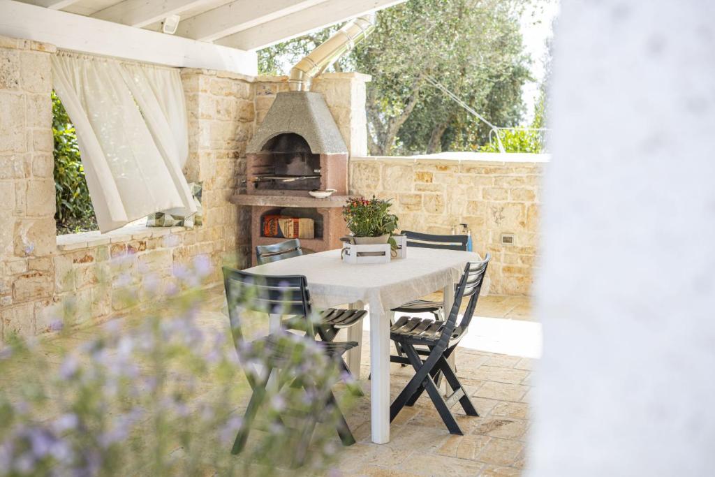 un patio avec une table et un four extérieur dans l'établissement La catena, à Martina Franca