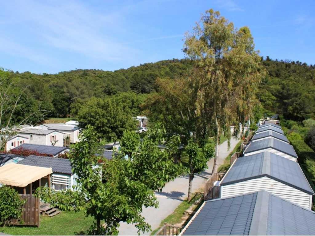 Vue de tête d'une rangée de toits de maisons dans l'établissement Camping 3 étoiles - Piscine - ccaffbe, à Bormes-les-Mimosas