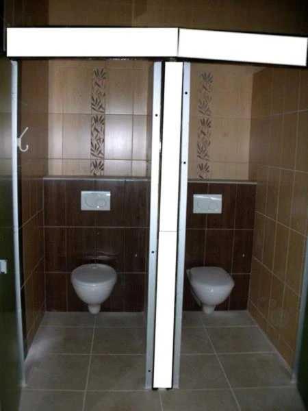 - une salle de bains avec 2 toilettes dans une cabine de salle de bains dans l'établissement Camping 3 étoiles - Piscine - ccaffbe, à Bormes-les-Mimosas 16 autres photos