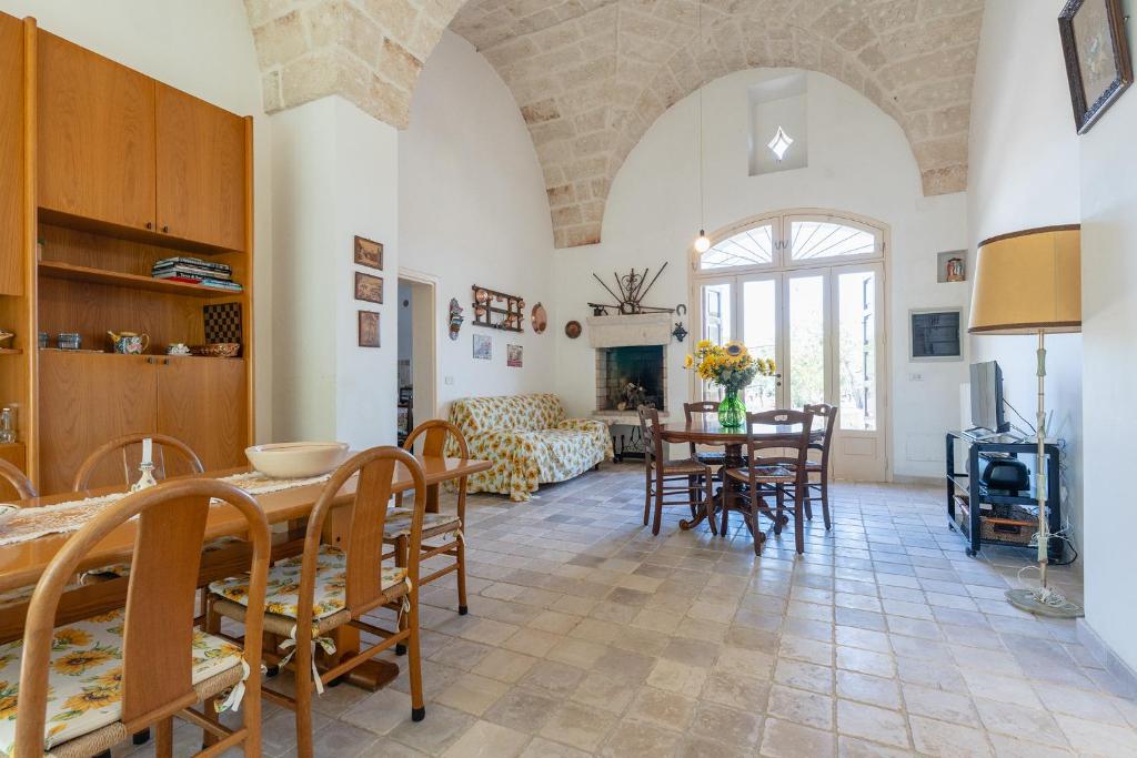 un grand salon avec une table et des chaises dans l'établissement Casale Eucalipto, à Faccia di Trippa