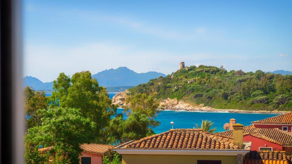 une vue sur l'océan depuis une maison dans l'établissement Villa Manzoni, à Àrbatax