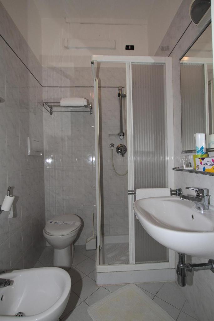une salle de bain avec douche, lavabo et toilettes dans l'établissement Hotel Vera, à Marina di Massa 22 autres photos