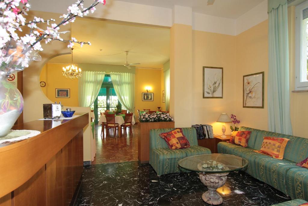 un salon avec un canapé et une table dans l'établissement Hotel Vera, à Marina di Massa