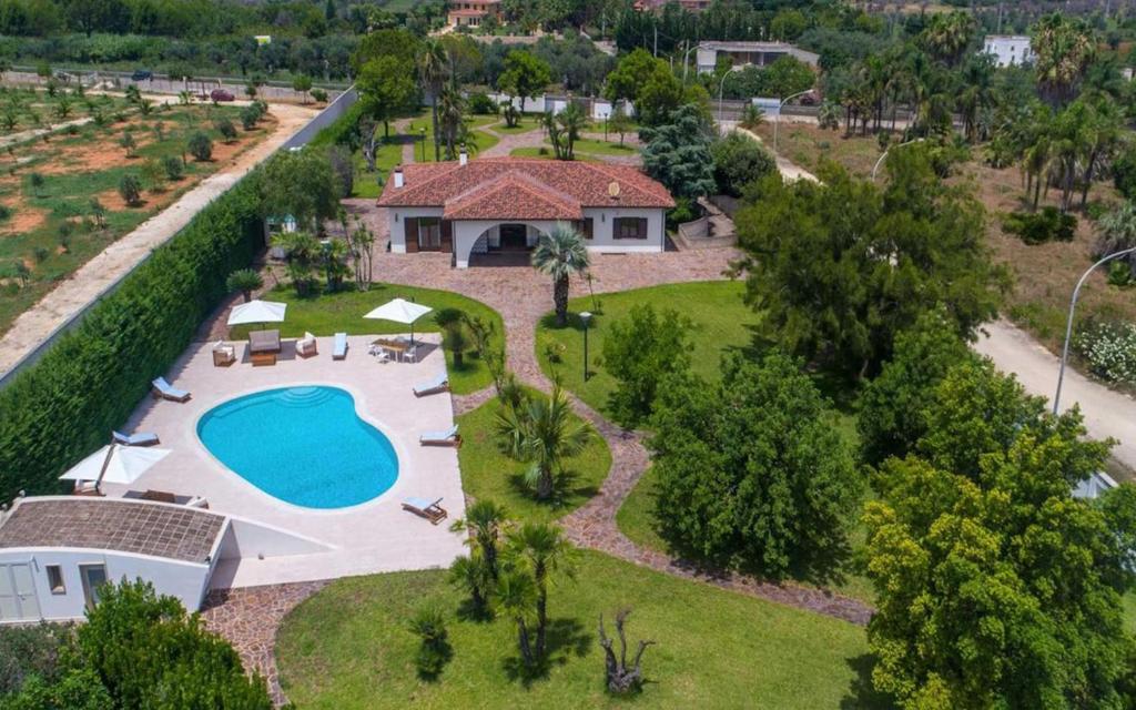 une vue aérienne d'une maison avec piscine dans l'établissement Villa Carrisi - Salento Reservation, à Parabita 24 autres photos