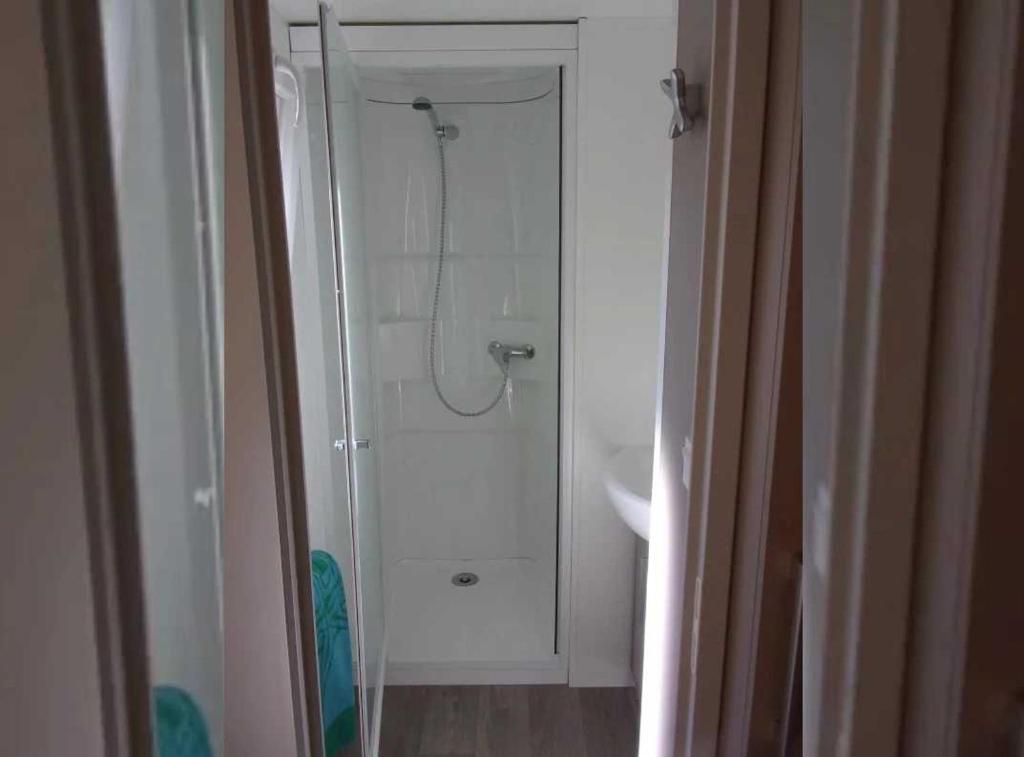 une salle de bain avec une douche avec une porte vitrée dans l'établissement Camping 3 étoiles - Piscine - cbgcaia, à Buis-les-Baronnies 37 autres photos