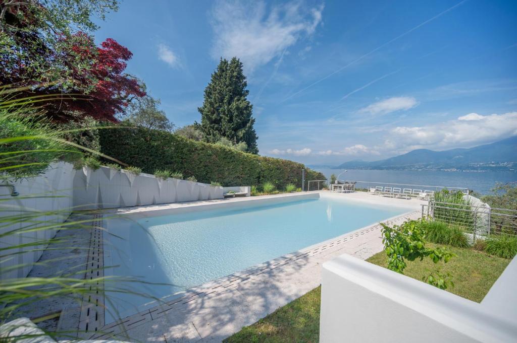 une piscine avec vue sur l'eau dans l'établissement VillasGarda - Villa Lorena Carbona, à Torri del Benaco