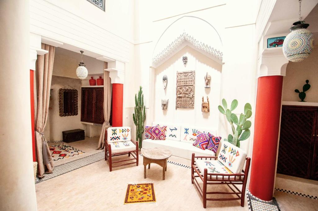 - un salon avec deux chaises et une baignoire dans l'établissement Riad Chorfa, à Marrakech