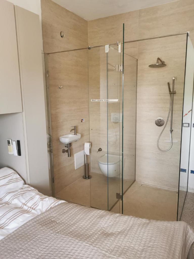 une salle de bain avec une douche avec des toilettes et un lavabo dans l'établissement Villa LVM San Vito Dei Normanni BR Italy, à San Vito dei Normanni