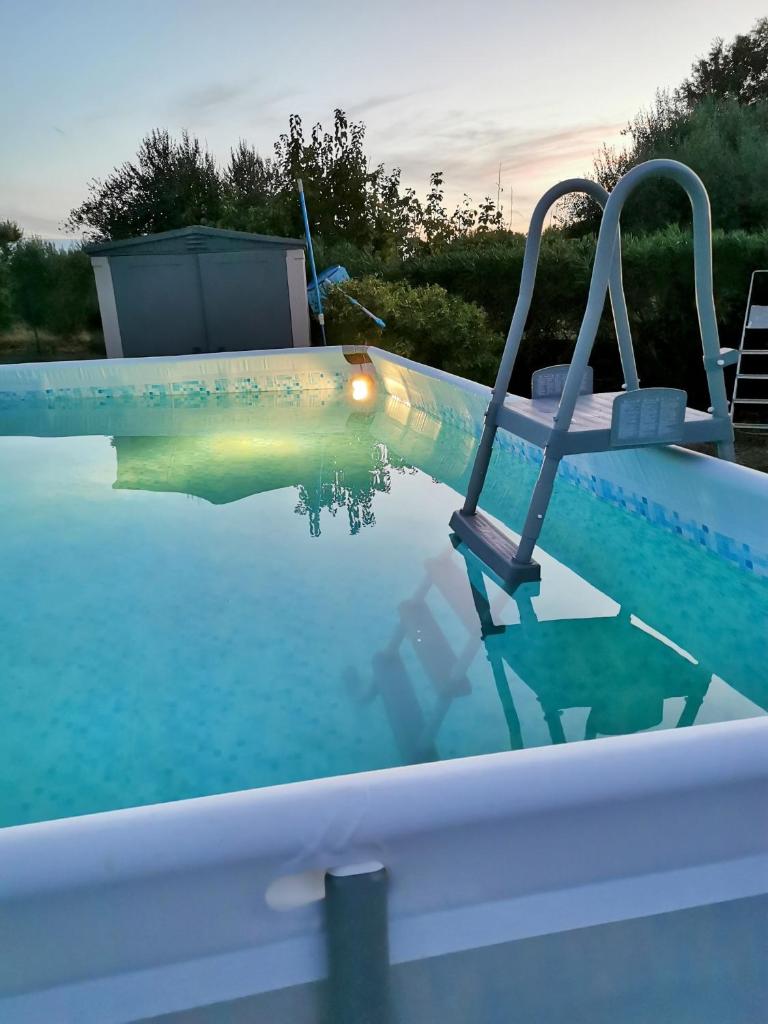 une piscine avec deux chaises posées dessus dans l'établissement Villa LVM San Vito Dei Normanni BR Italy, à San Vito dei Normanni