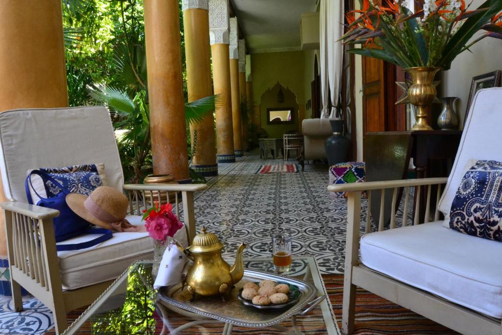 - une chambre avec des chaises et une table avec une bouilloire dans l'établissement Riad El Arsat & Spa, à Marrakech