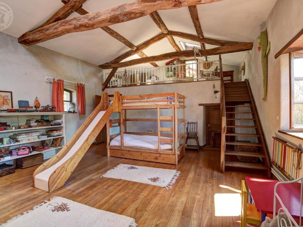 une chambre avec un lit superposé et un escalier dans l'établissement Découvrez ce gîte champêtre avec spa, sauna, piscine et jardin privatif à Essertines-en-Donzy - FR-1-496-200, à Essertines-en-Donzy