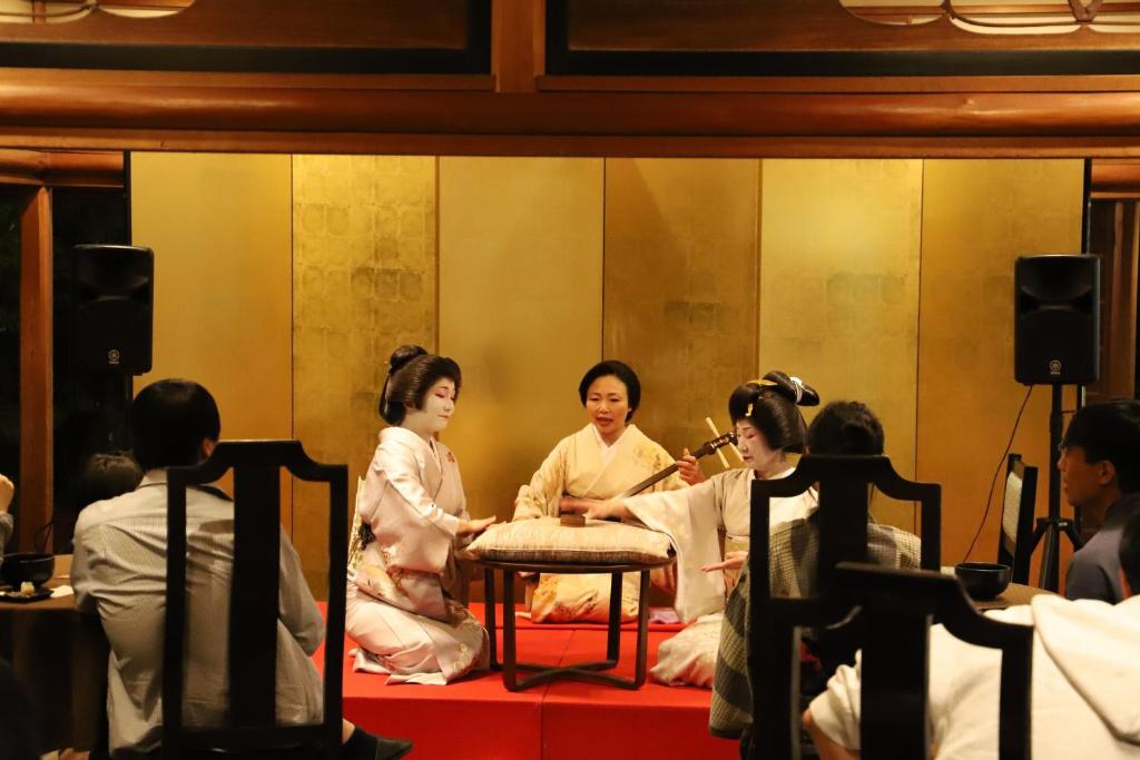 un groupe de femmes assises dans une pièce dans l'établissement Hakone Kowakien Tenyu, à Hakone