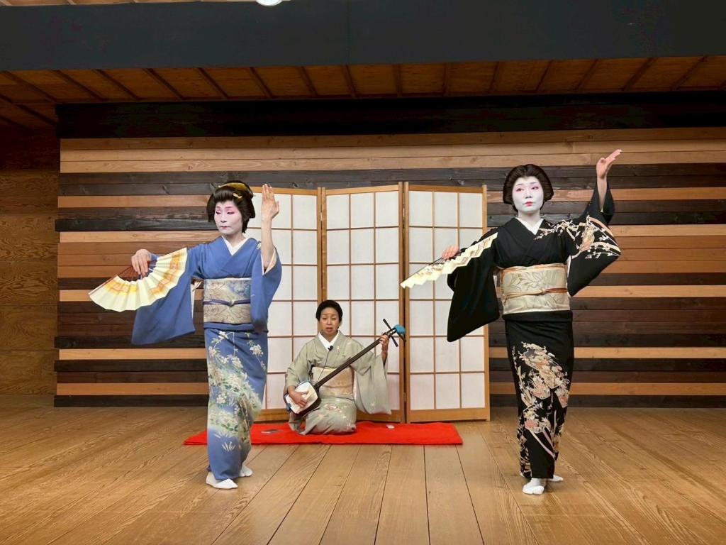 Deux femmes en kimonos dansant dans une pièce dans l'établissement Hakone Kowakien Tenyu, à Hakone