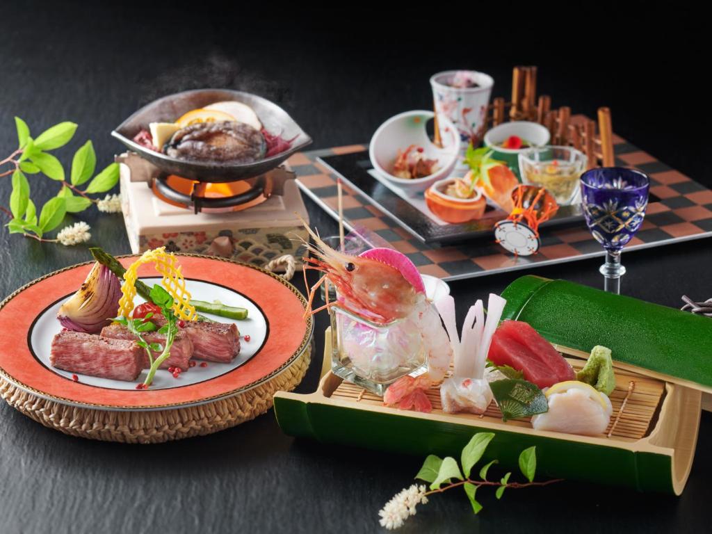 - une table avec des assiettes de nourriture et un plateau de nourriture dans l'établissement Rantei, à Sendai