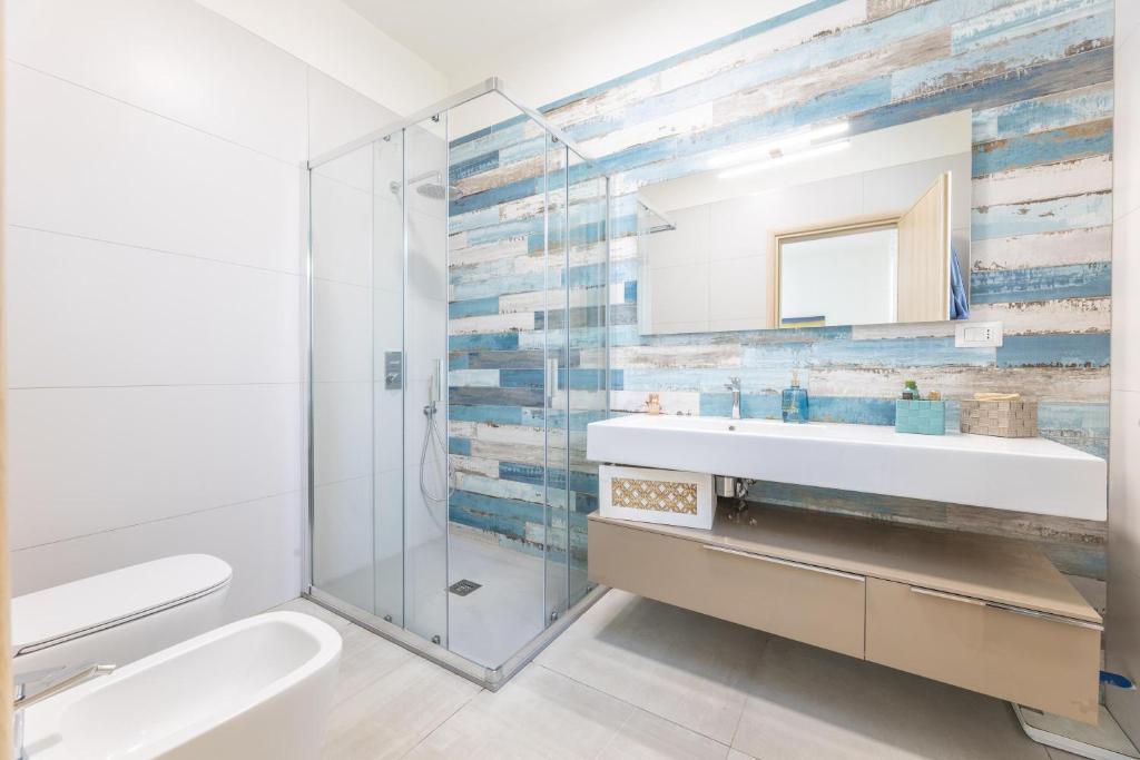 une salle de bain avec un lavabo et une douche dans l'établissement Villa Dama, à Marina di Mancaversa