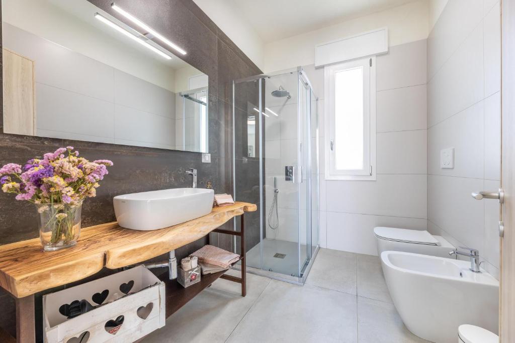 une salle de bain avec un lavabo, des toilettes et une douche dans l'établissement Villa Dama, à Marina di Mancaversa 33 autres photos