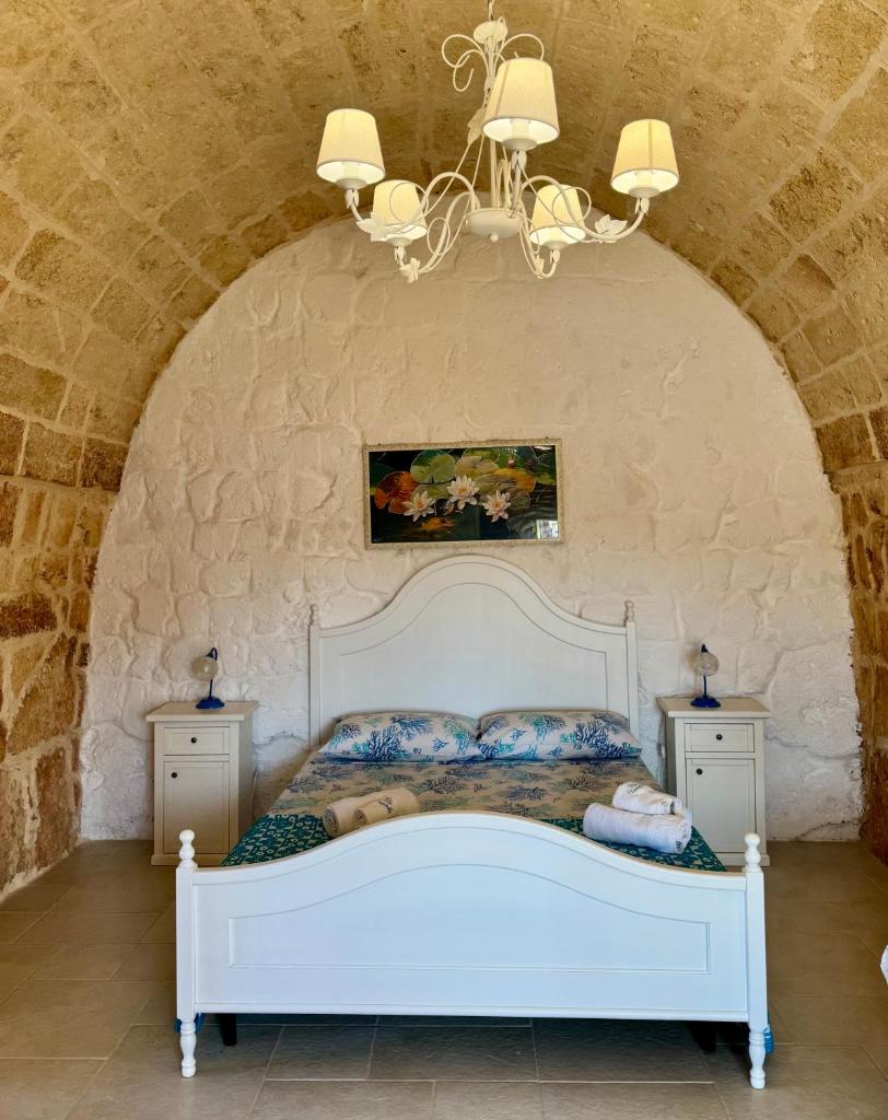 - une chambre avec un lit blanc dans un mur en pierre dans l'établissement Villa Donatella, à Alessano 29 autres photos
