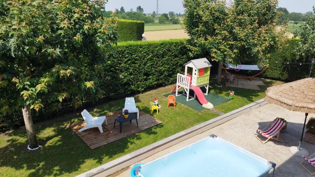 - une vue aérienne sur une cour avec une piscine et une aire de jeux dans l'établissement Country Relais Villa Margherita, à Pralormo