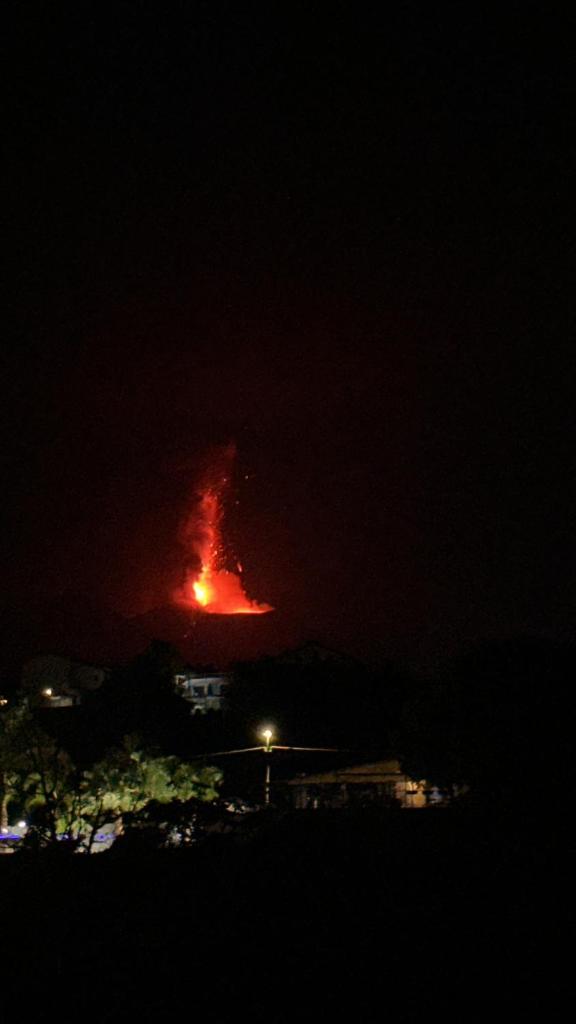 Un incendie brûle dans une ville la nuit dans l'établissement Casa Verde Ulivo, à Montargano
