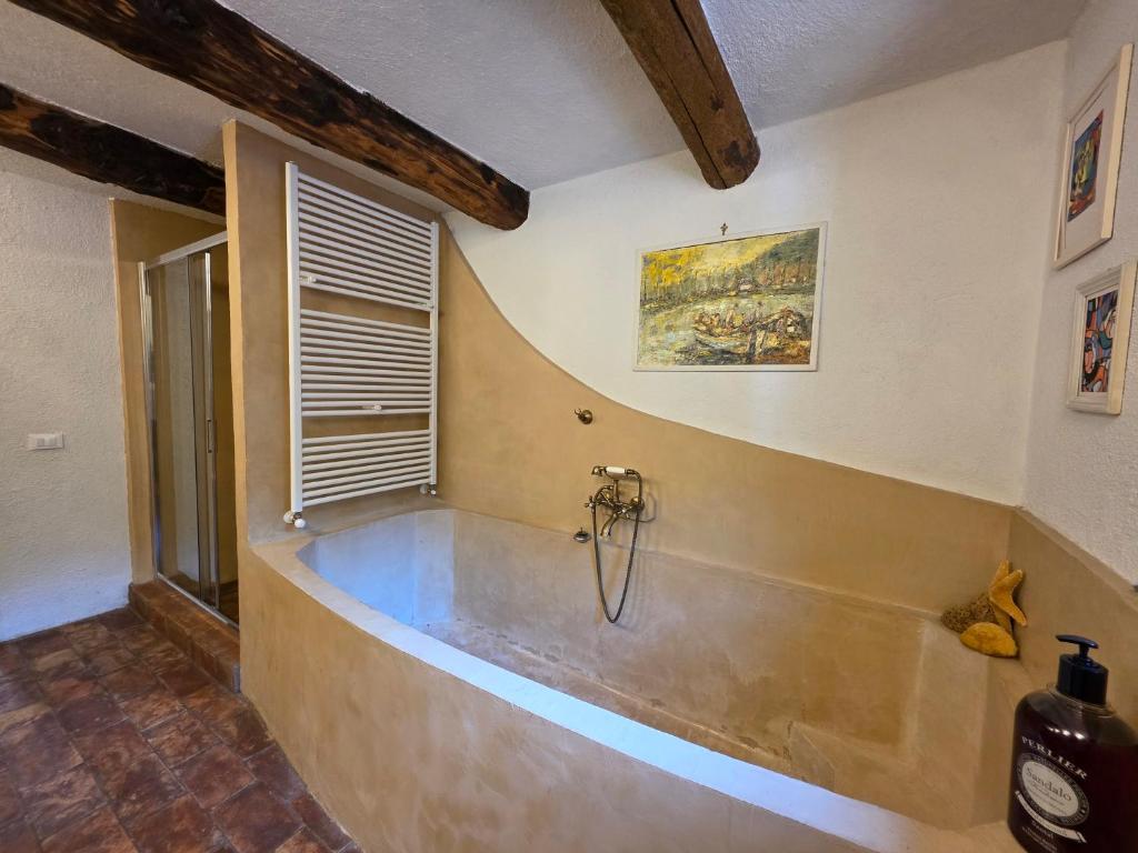 une salle de bain avec baignoire dans une chambre dans l'établissement La Casa Rossa - Villa con piscina privata, à Marliana