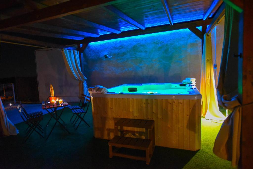 La casica de madera con Jacuzzi exterior y barbacoa 7