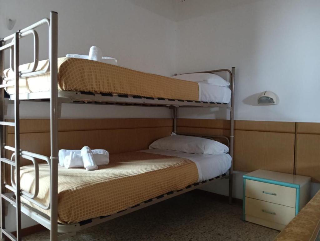 une chambre avec deux lits superposés et une table dans l'établissement Hotel sidney, à Bellaria-Igea Marina