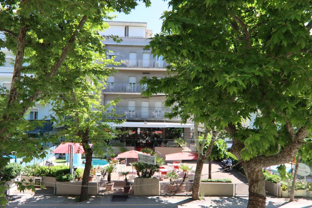 - une vue sur l'hôtel depuis les arbres dans l'établissement Hotel Derby, à Rimini