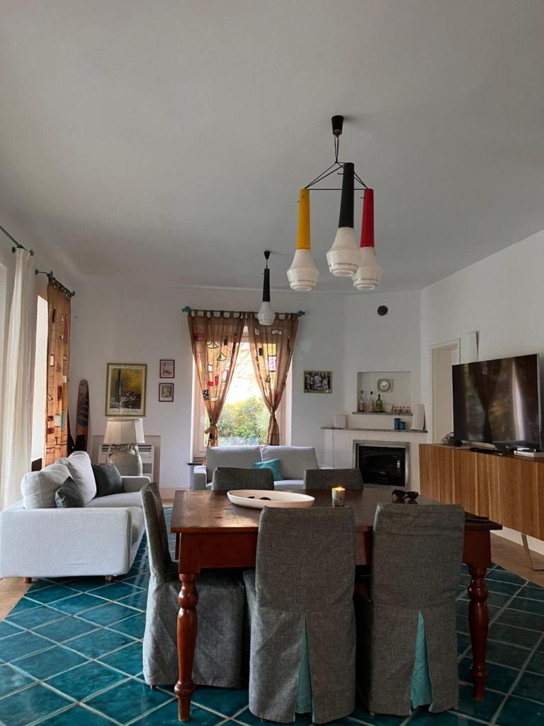 un salon avec une table et un canapé dans l'établissement Villa Alma - S4199, à Santa Margherita di Pula