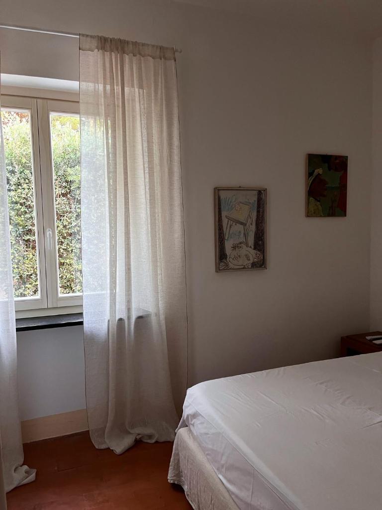 une chambre avec un lit blanc et une fenêtre dans l'établissement Villa Alma - S4199, à Santa Margherita di Pula 44 autres photos