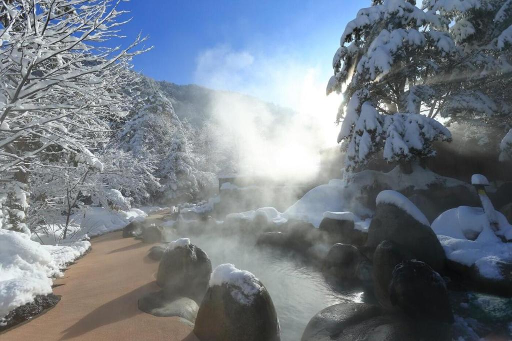 une rivière couverte de neige arbres couverts dans l'établissement ひらゆの森別邸湯う香三蔵庵, à Takayama 28 autres photos