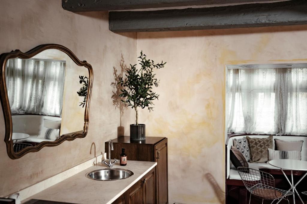 Valletta Nobile by VALLETTA SUITES - a 400-year-old designer apartment in Valletta 8