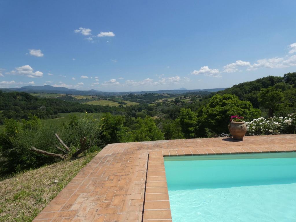 - une piscine avec un vase au-dessus dans l'établissement SCAPPO IN UMBRIA, il Fienile, à Fornole 37 autres photos