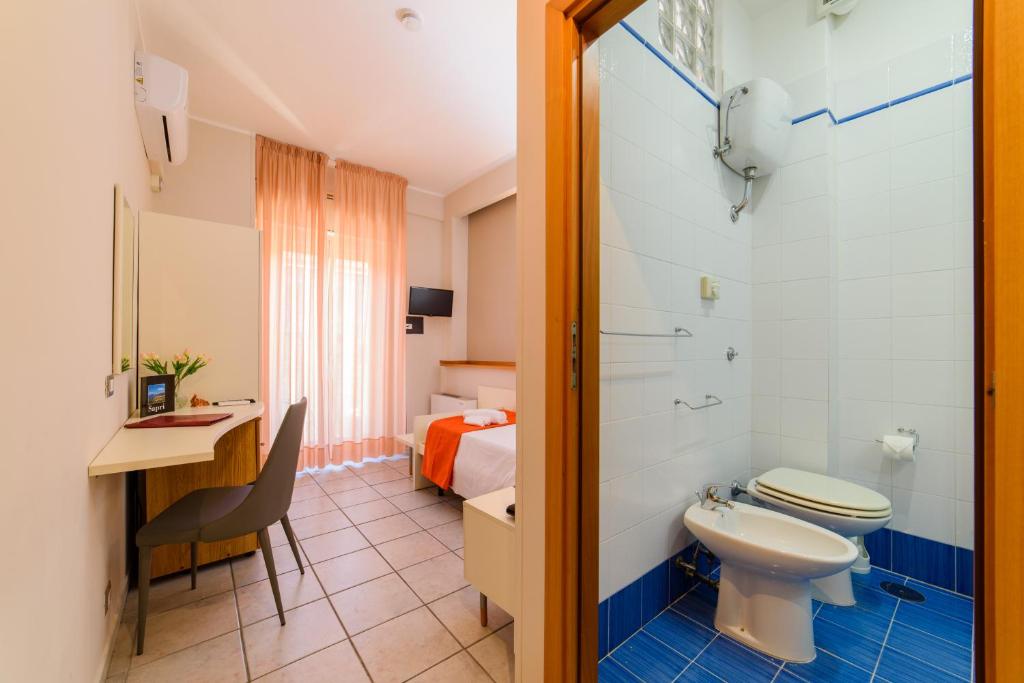 une salle de bain avec toilettes et douche et un lit dans l'établissement Hotel Tirreno, à Sapri