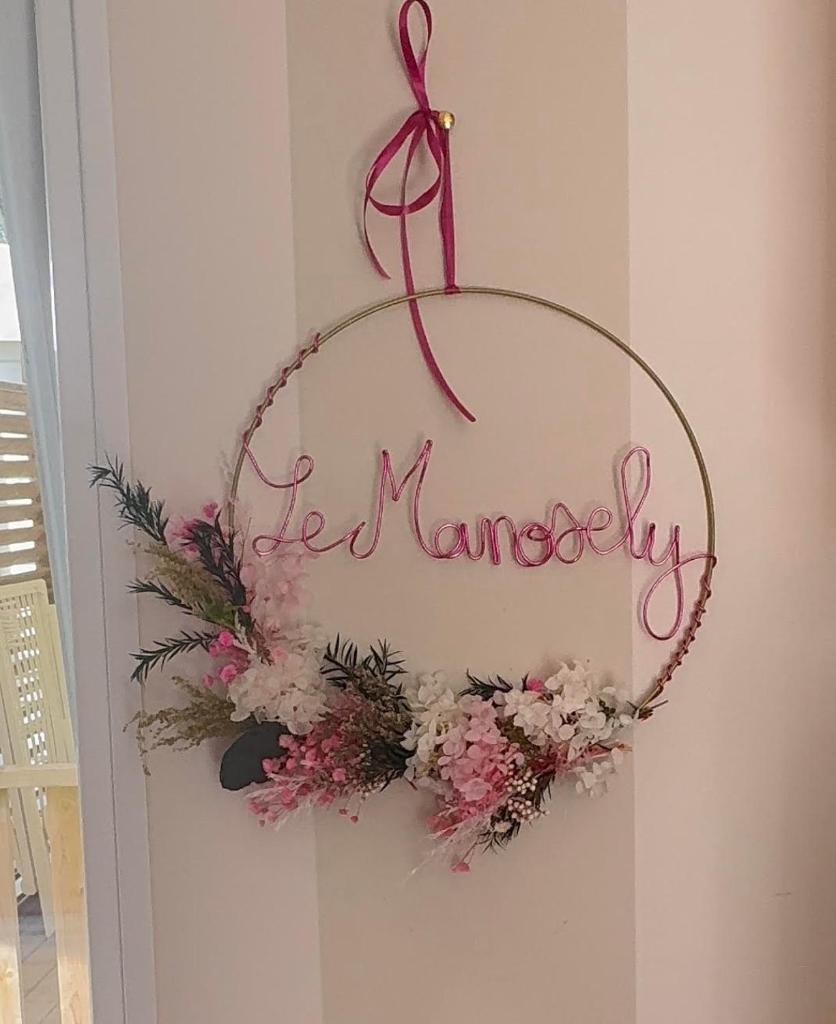 une couronne avec un panneau indiquant « sois sans nom » dans l'établissement Mobil-home Le Manosely confort 6 pers Climatisé, à Agde