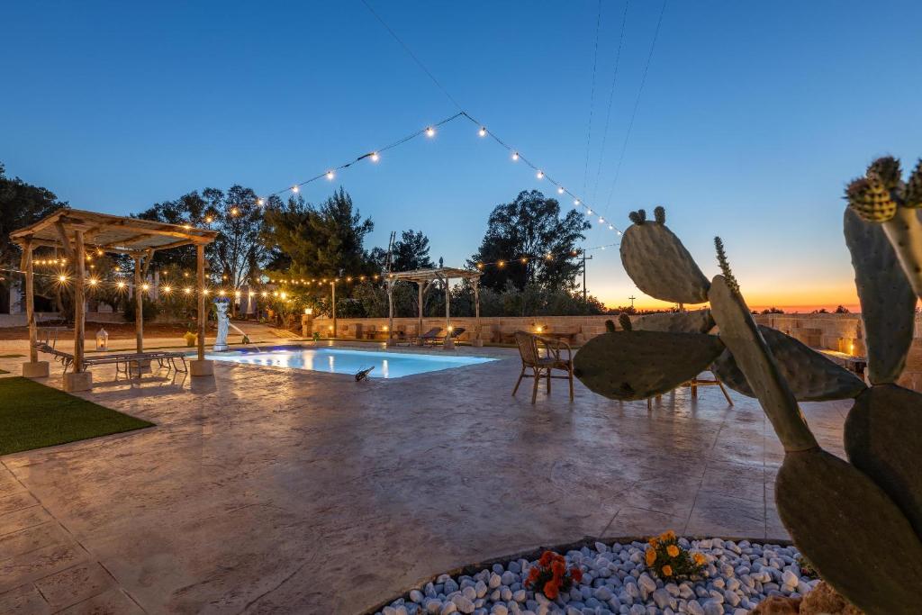 un patio avec une piscine et un cactus dans l'établissement Villa Galatea, à Galatone