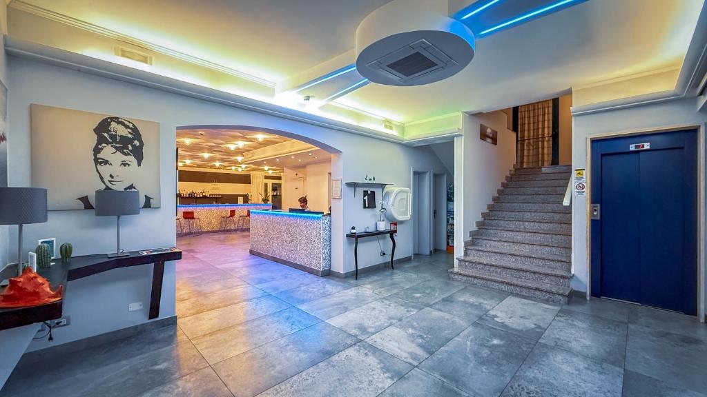 un couloir avec un escalier et une porte bleue dans l'établissement Hotel Etna - Hotel per Coppie e Famiglie con Parcheggio e Spiaggia, à Riccione