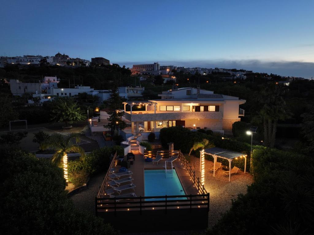 une maison avec piscine la nuit dans l'établissement Antica Foggia Vetere villa con piscina, à Ceglie Messapica