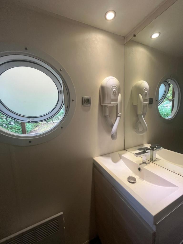 une salle de bain avec un lavabo et une fenêtre dans l'établissement Mobil home, à Sainte-Croix-de-Verdon 8 autres photos