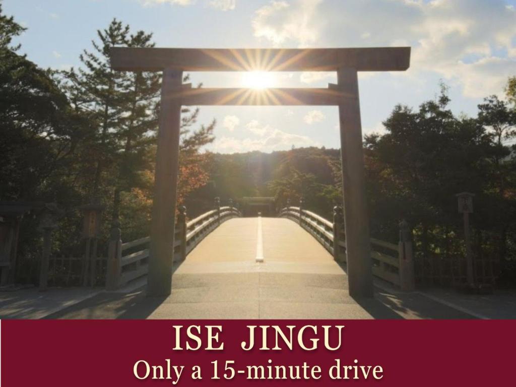 un pont japonais avec le soleil qui brille à travers dans l'établissement Sennomori, à Ise 37 autres photos