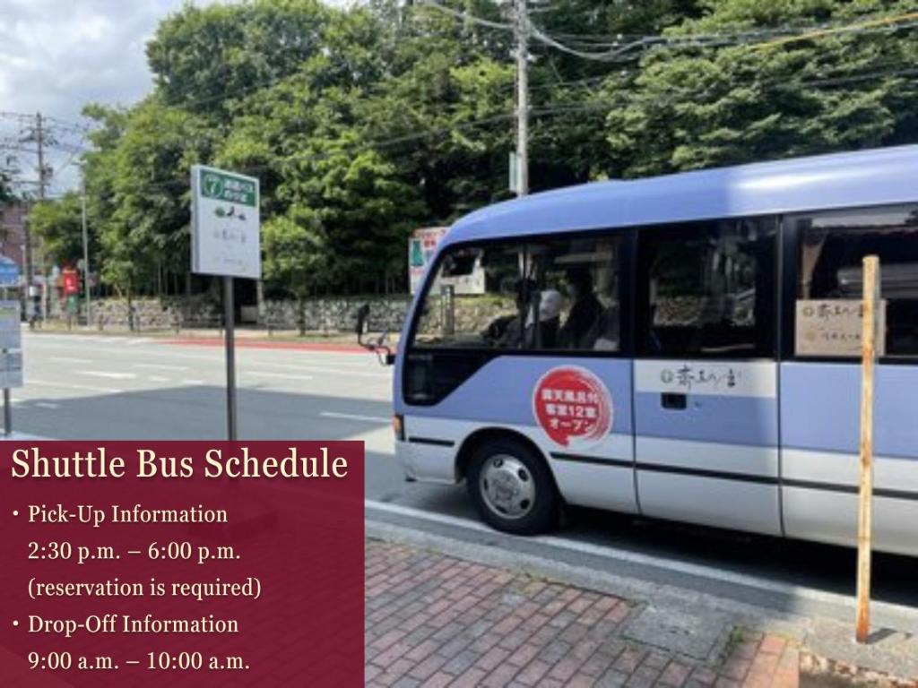 un bus est garé sur le côté d'une rue dans l'établissement Sennomori, à Ise