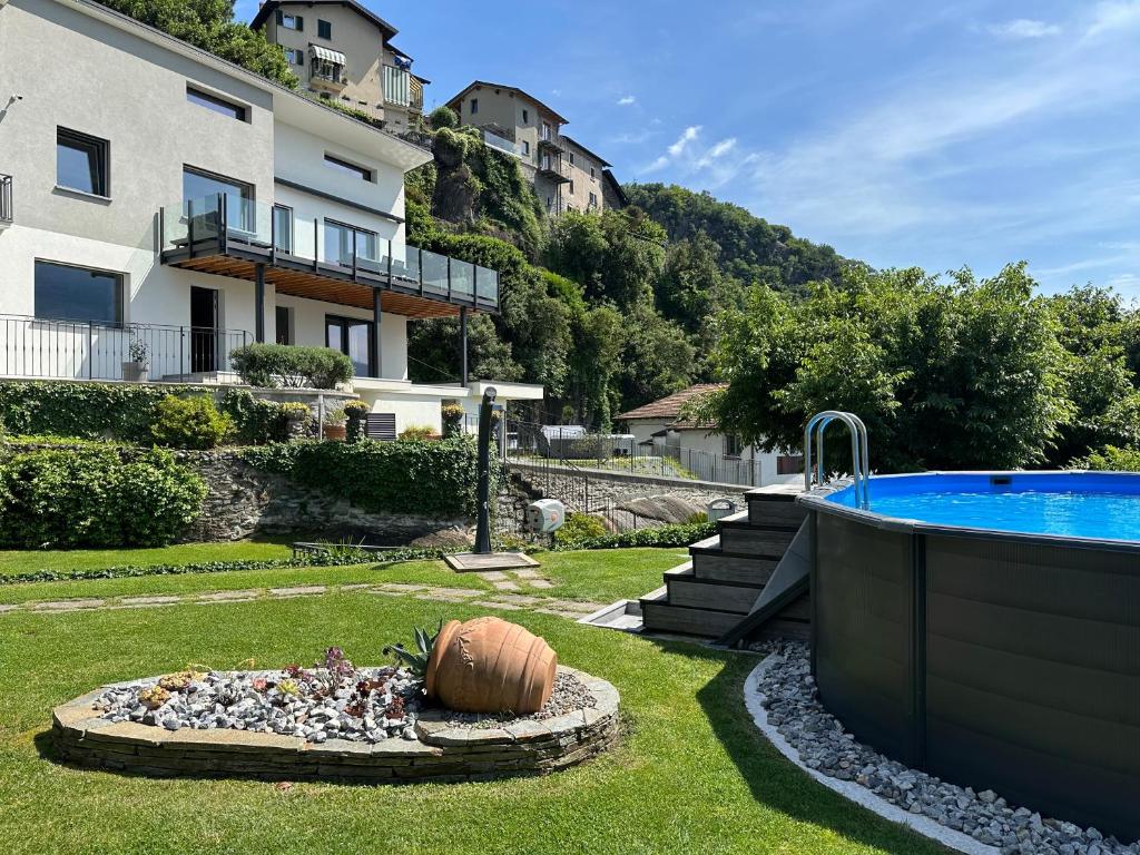 une maison avec une piscine à côté d'un bâtiment dans l'établissement Villa Mari, à Dervio