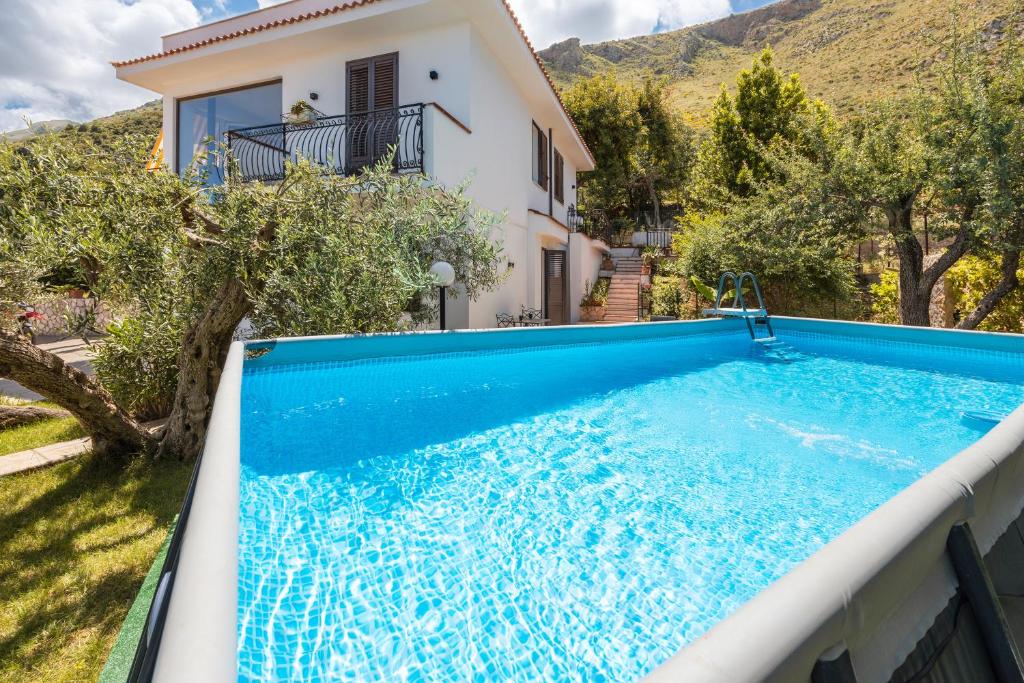 une piscine devant une maison dans l'établissement Villa Anna Messina, à Carini