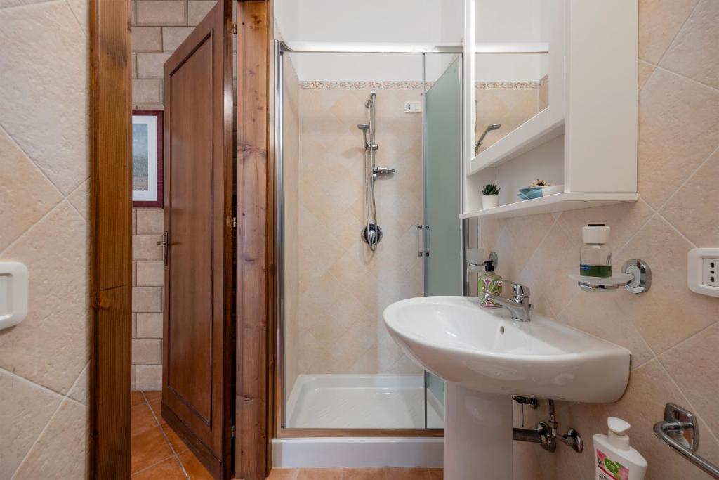 La salle de bains est pourvue d'un lavabo et d'une douche. dans l'établissement Villa Anna Messina, à Carini