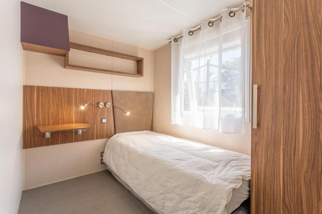 une petite chambre avec un lit et une fenêtre dans l'établissement Le Mediterranéen, à Fréjus 31 autres photos