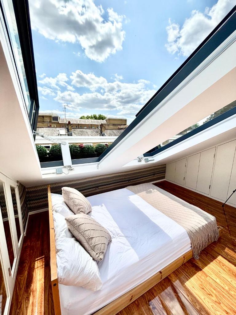 Elegant and Modern 3-Bedroom Victorian House in Westminster, London 7